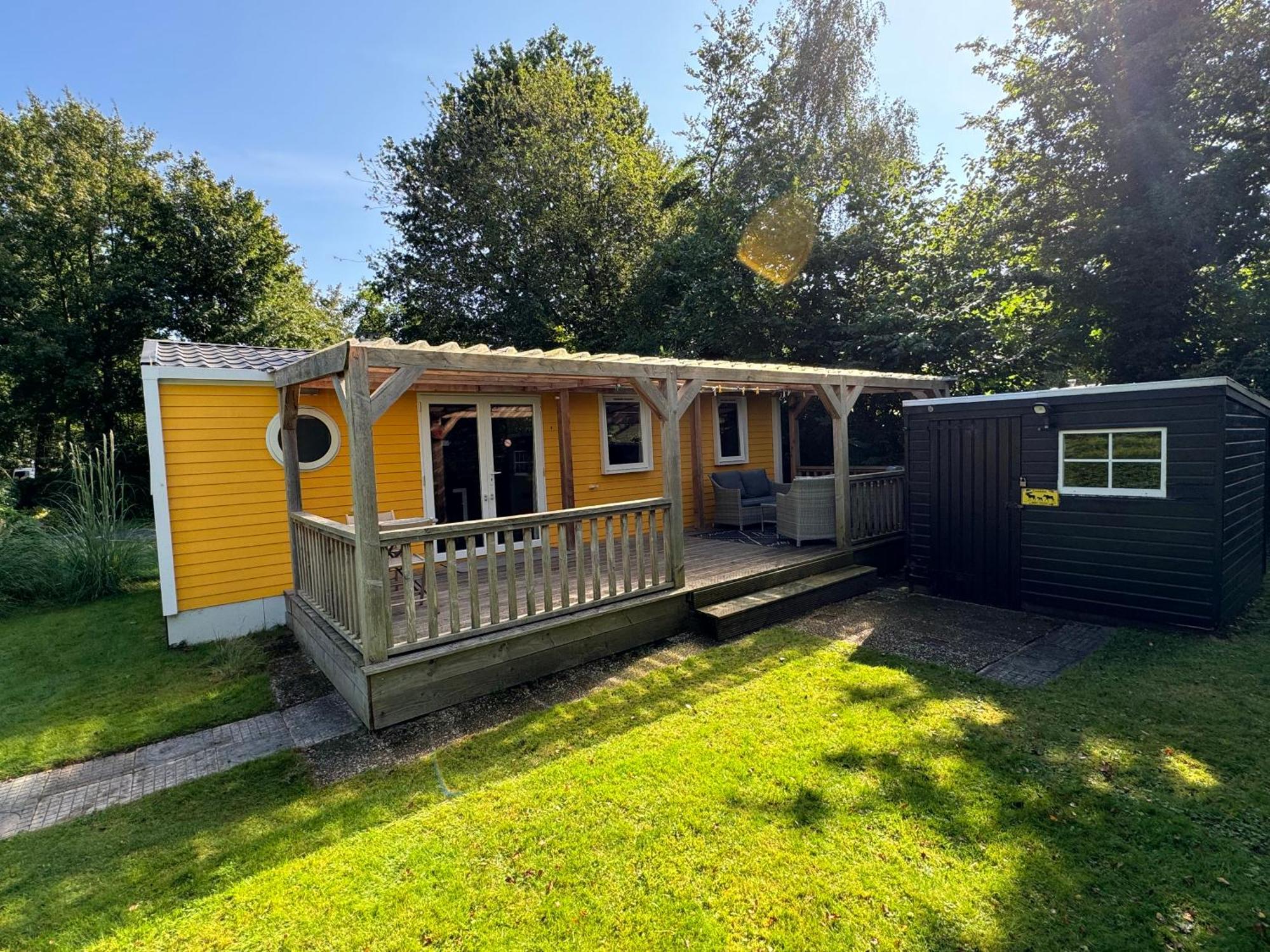 Ruime 5-Persoons Chalet Aan Het Bergumermeer Suameer Exterior photo